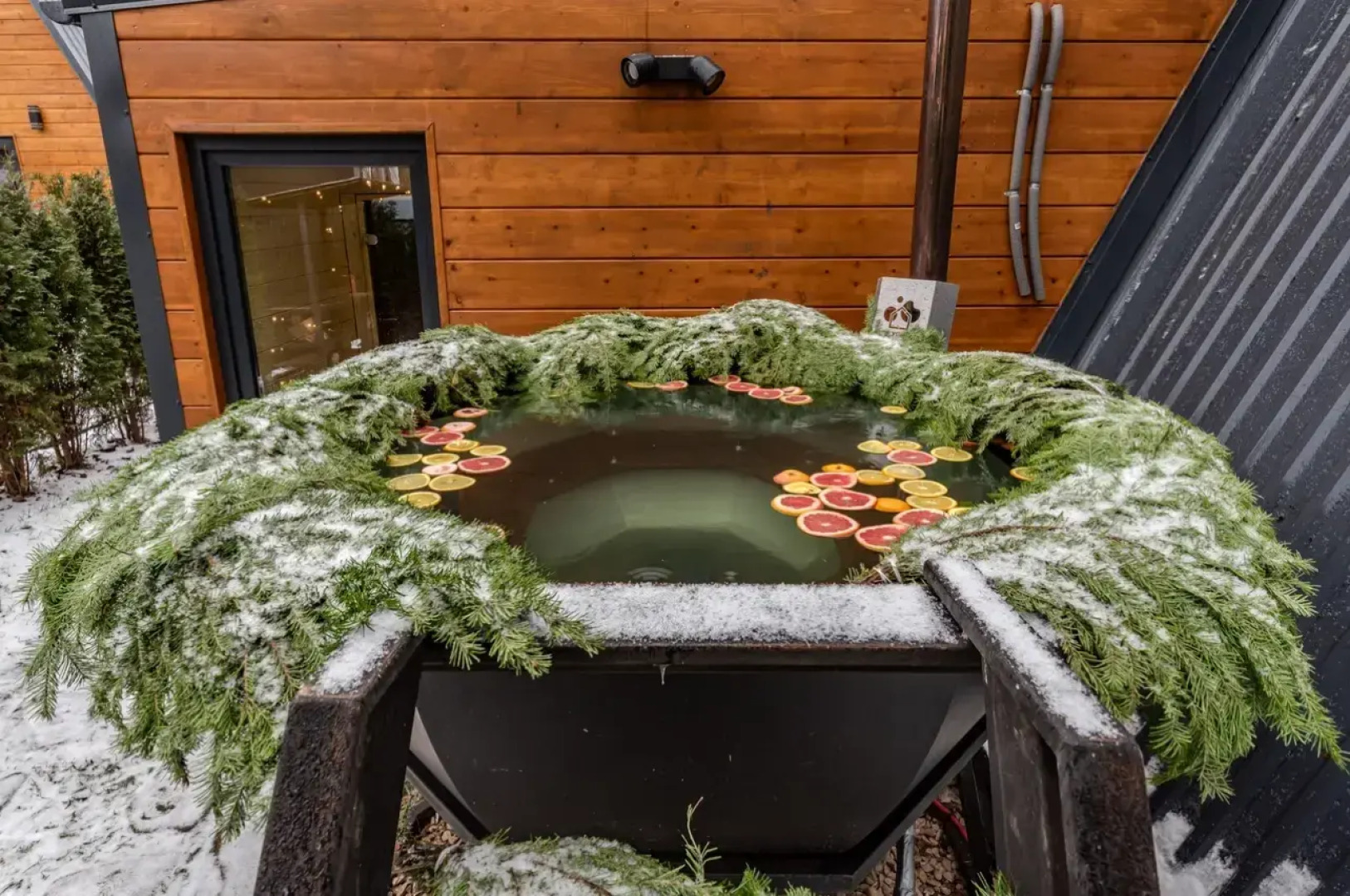 Частный дом Увеличенный А-фрейм Сад с баней и чаном