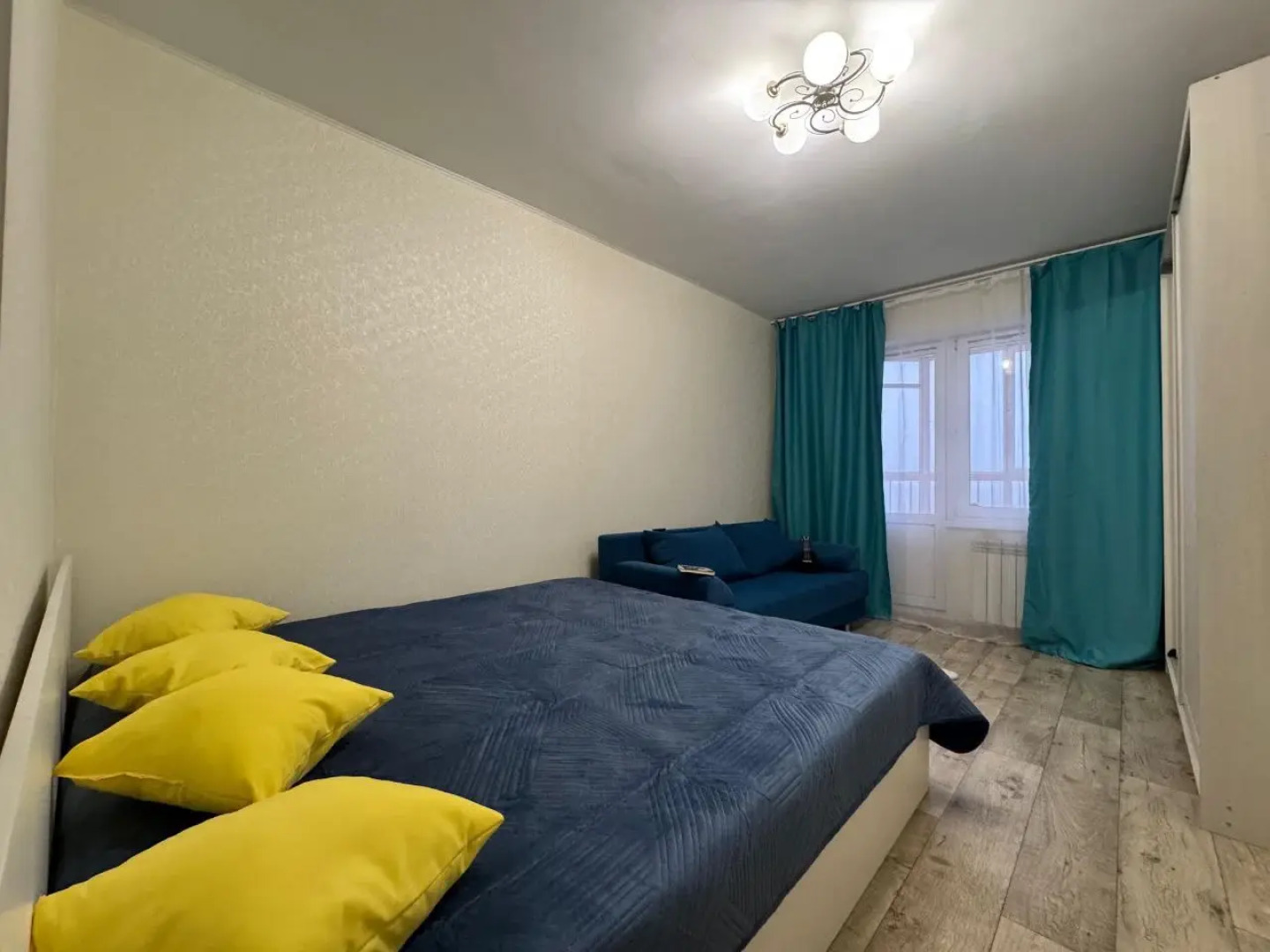 Апартаменты на 14 гостей на Хади Такташа 121 в центре города  На берегу Оз.Кабан