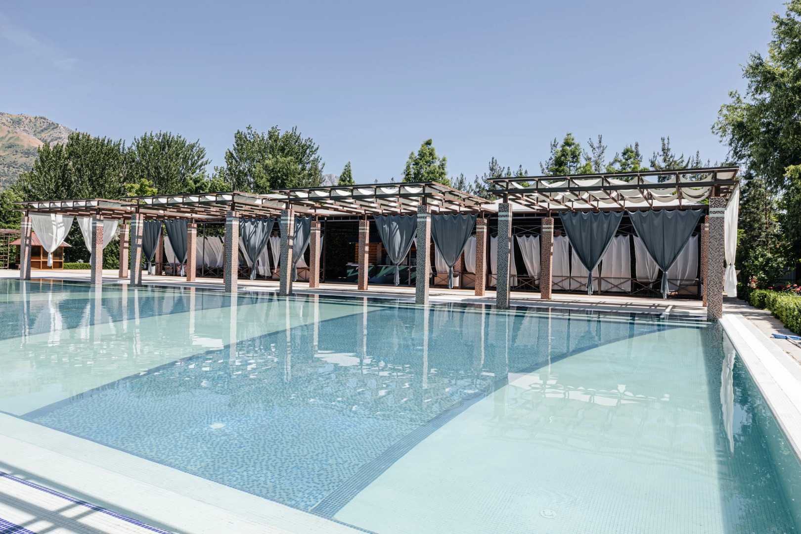 Курортный отель Charos Family