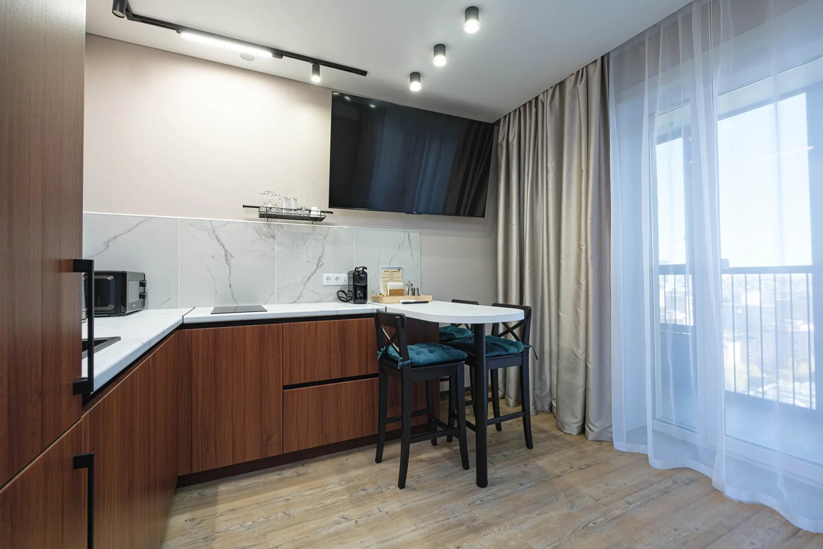 Квартира Новая студия в 5 минутах от ТРЦ Аура