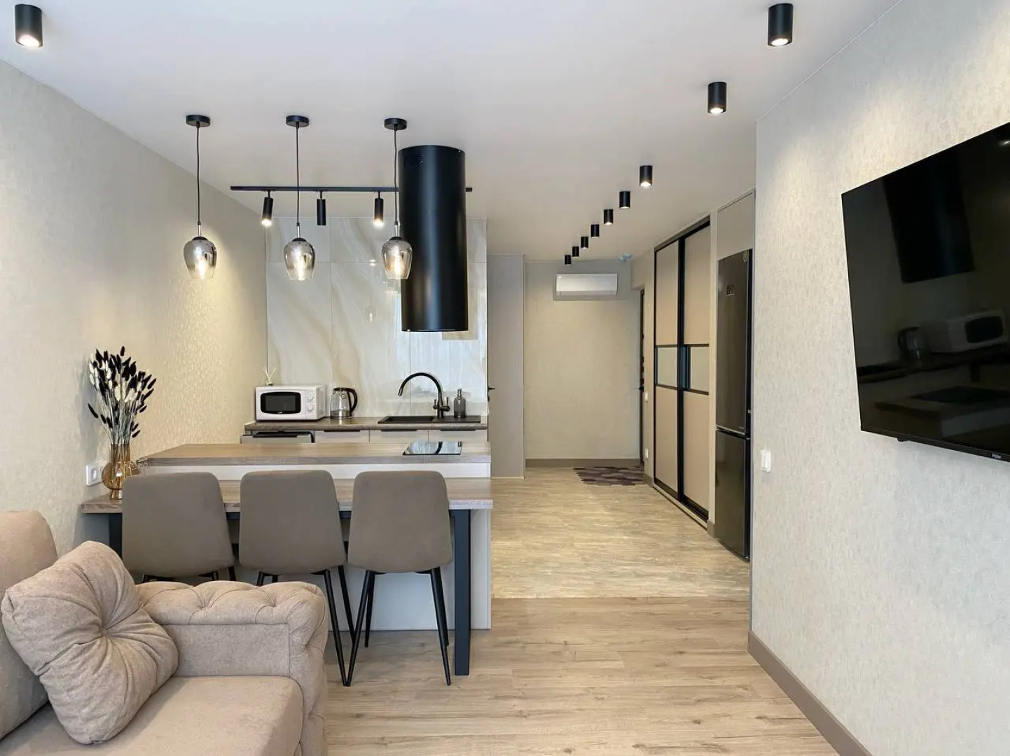 Квартира Стильная Двухкомнатная с Видом на Море во Владивостоке