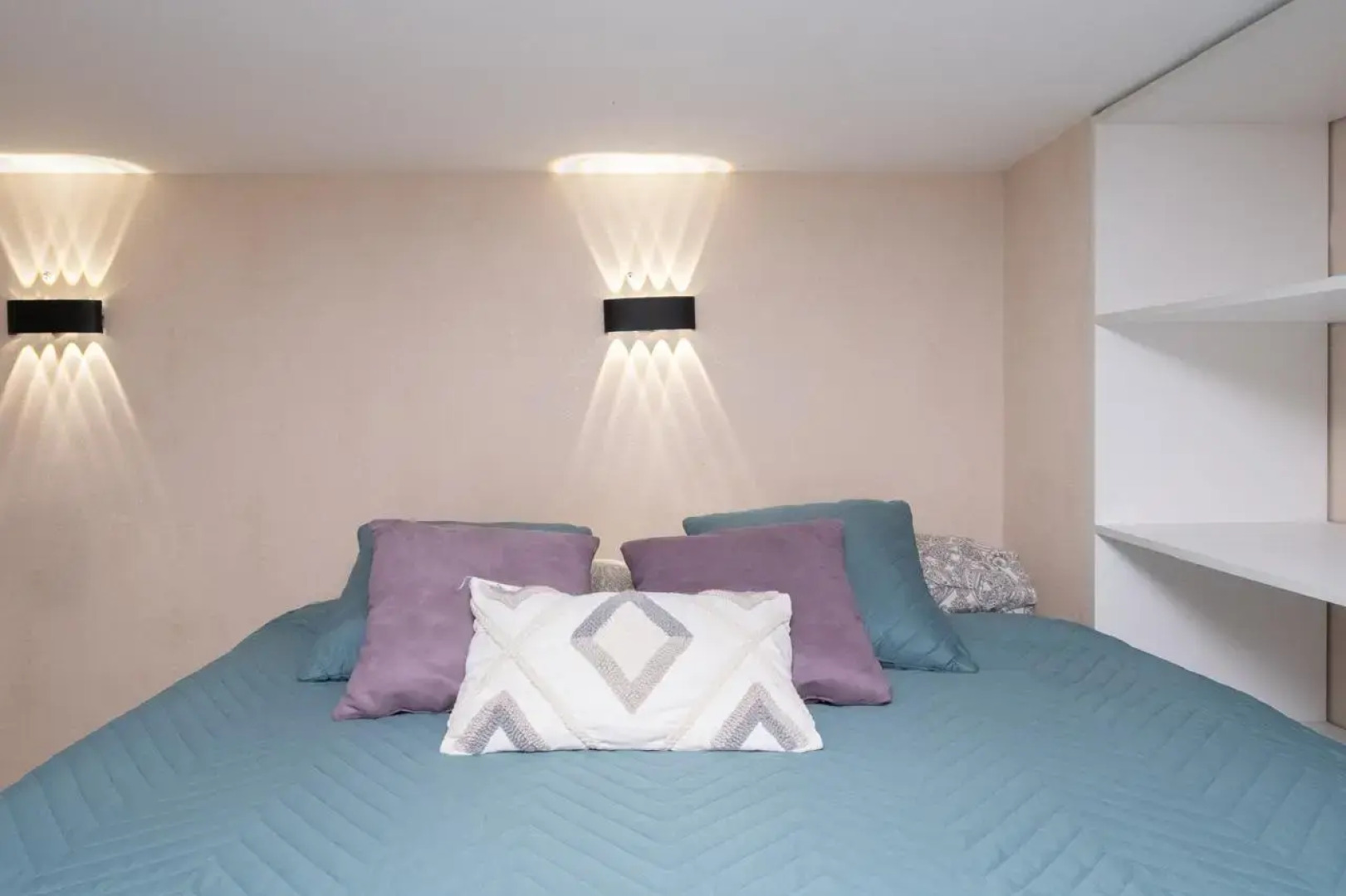 Апартаменты Двухуровневая студия на Роторной