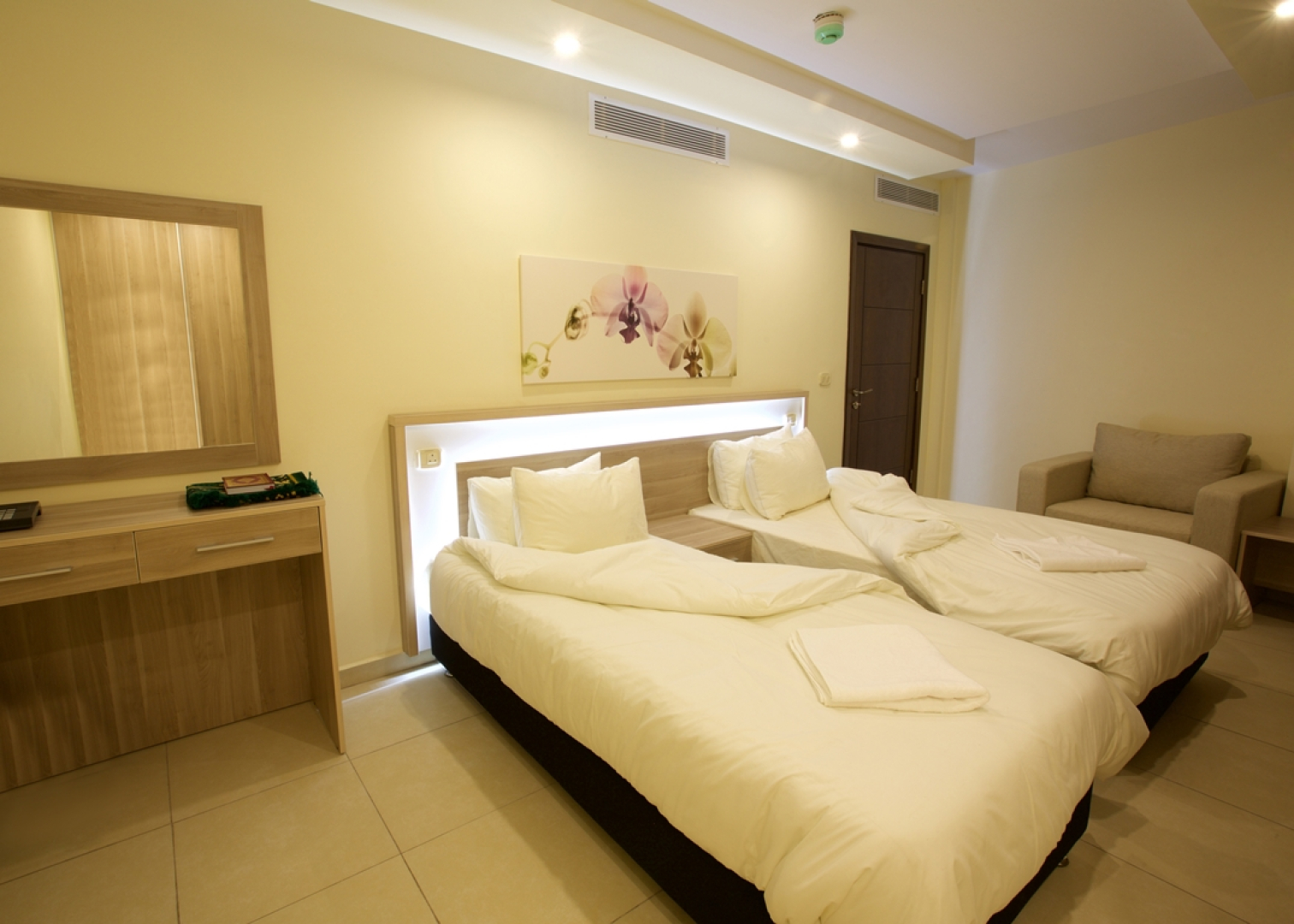 Отель Lujain Suites
