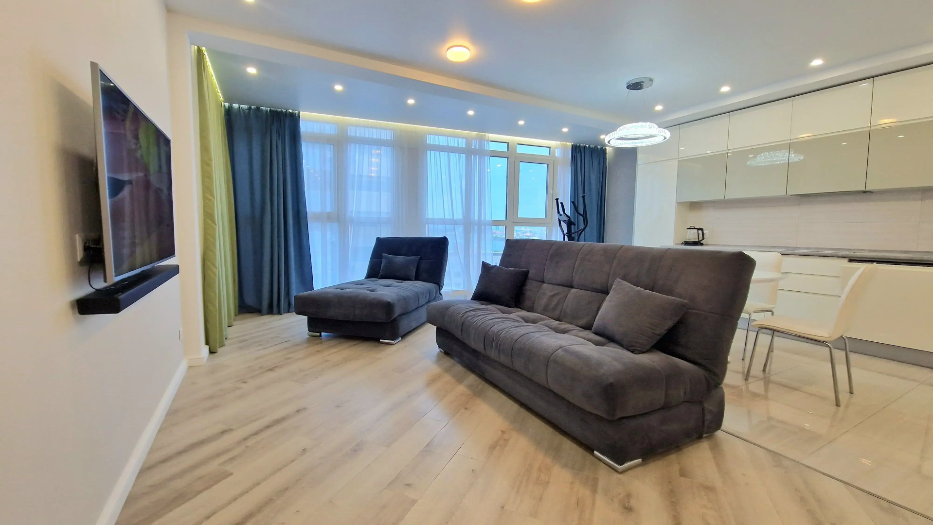 Квартира с панорамным видом на реку Казанка и Казанский кремль, рядом со станцией метро