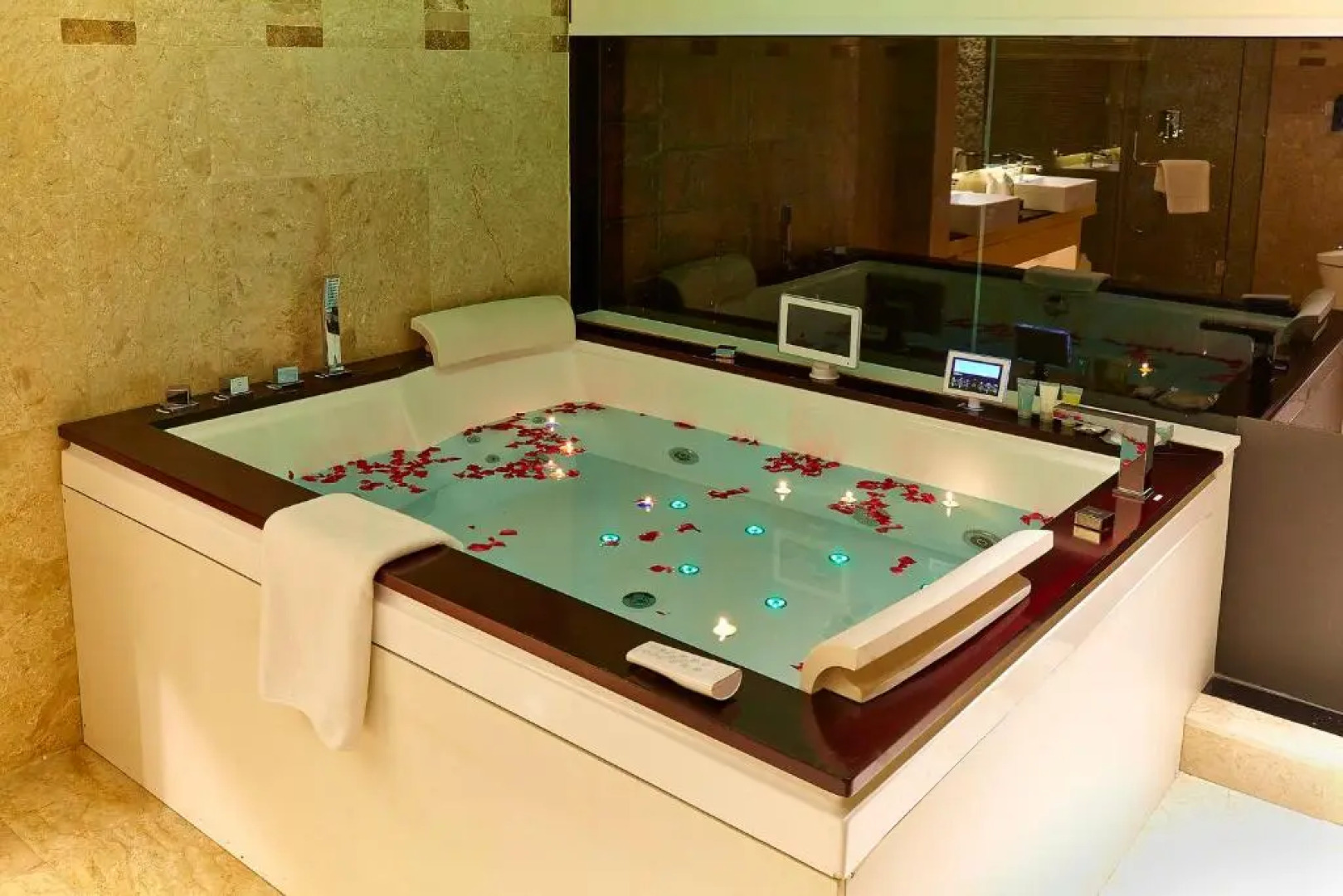 Отель Six Seasons