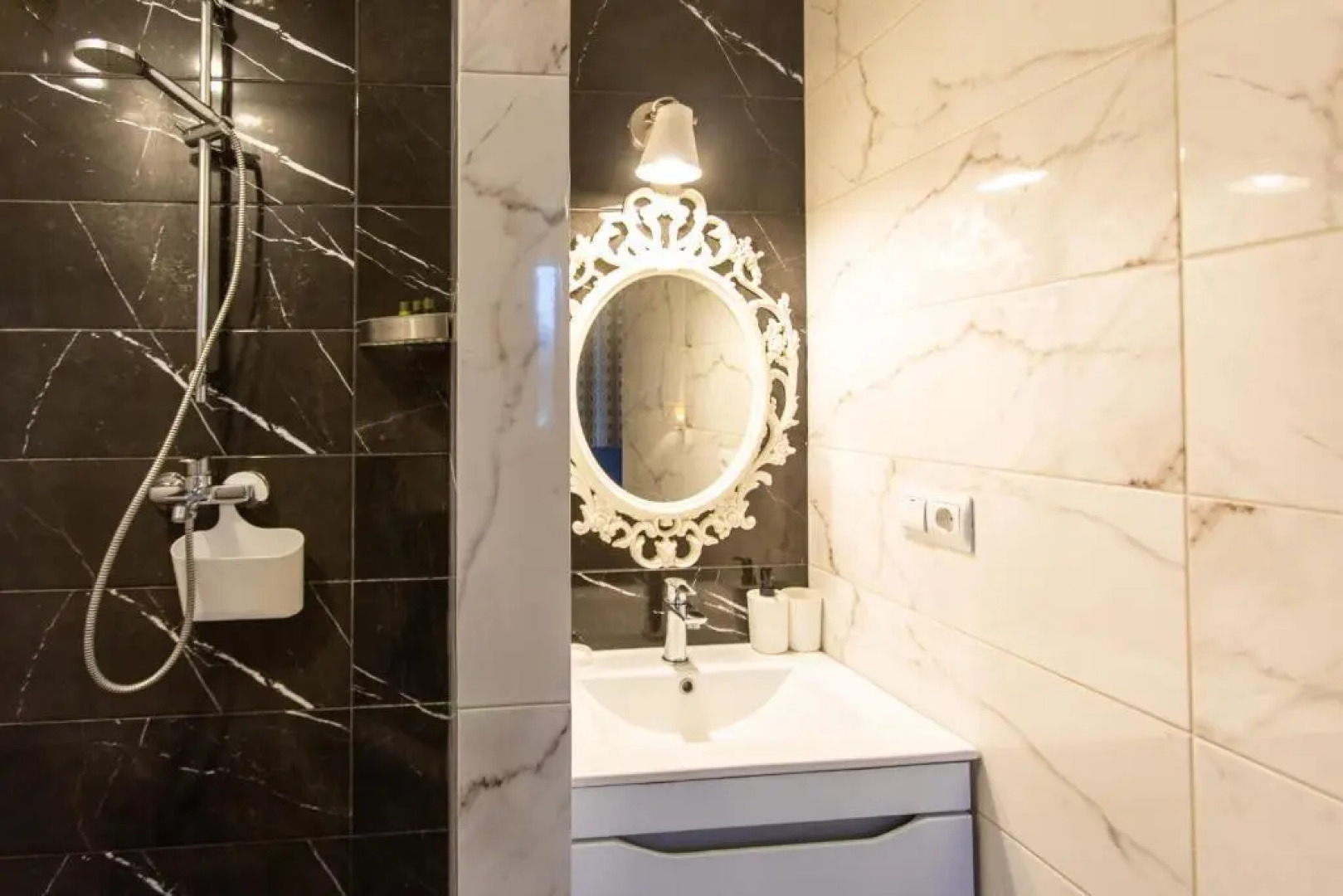 Гостевой дом Four Lions House (Фор Лайонс Хаус)