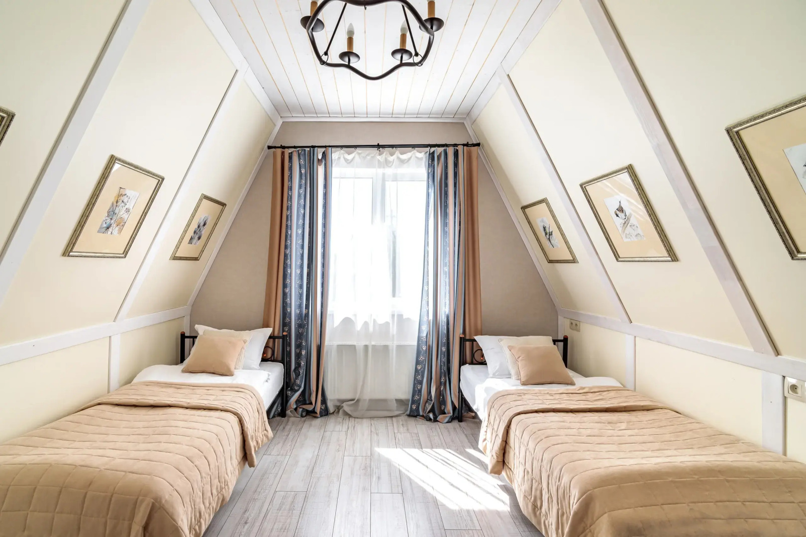 Гостевой Дом на берегу озера с верандой в Новой Москве