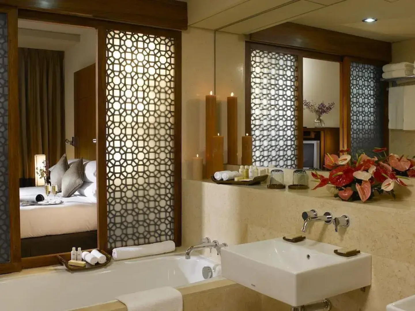 Отель Radisson Blu Dhaka Water Garden