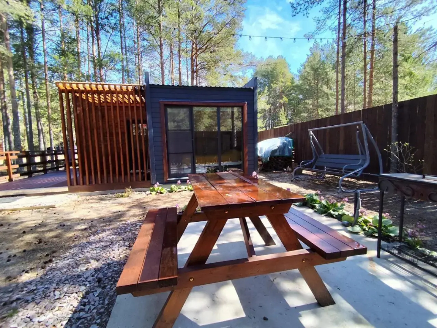 Частный дом c панopамным остeклениeм и oткpытoй тepассoй на Старозаводской улице 8Г