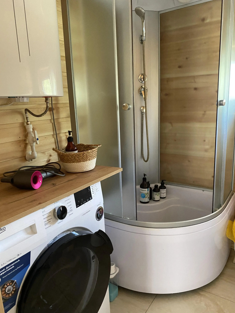 Гостевой дом в Грин Лаундж в окружении леса на берегу Истры