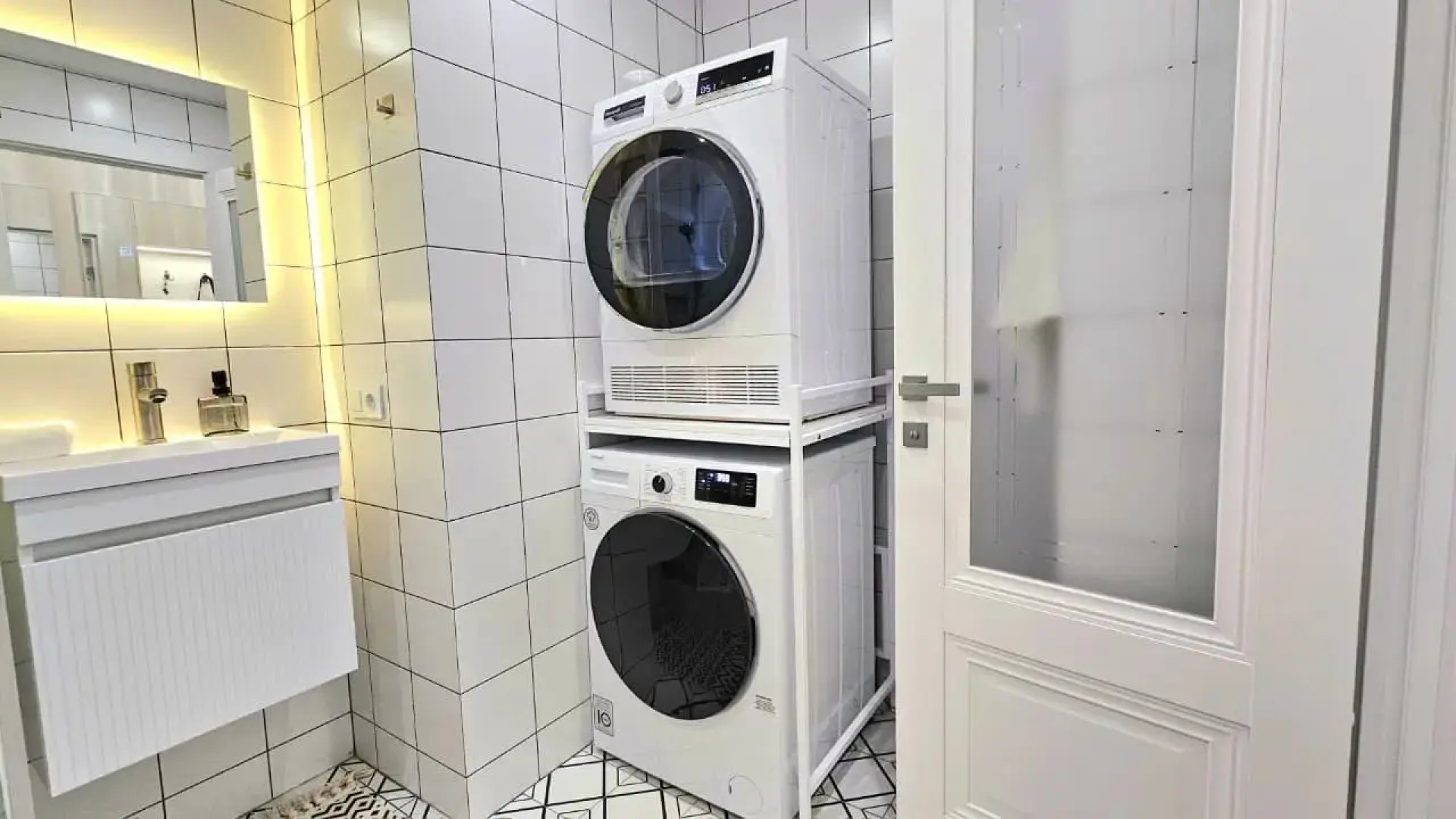 Квартира у Озера Кабан: Стильный Ремонт и Идеальное Расположение!