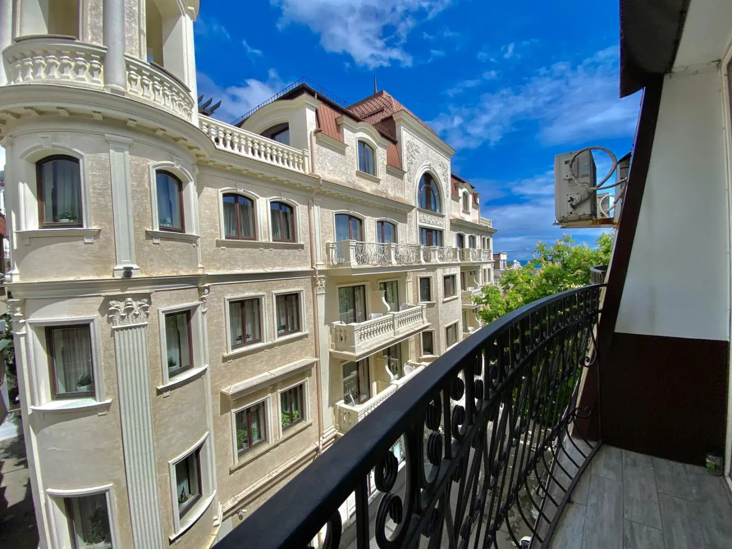 Квартира Люкс с балконом на Набережной Ялты