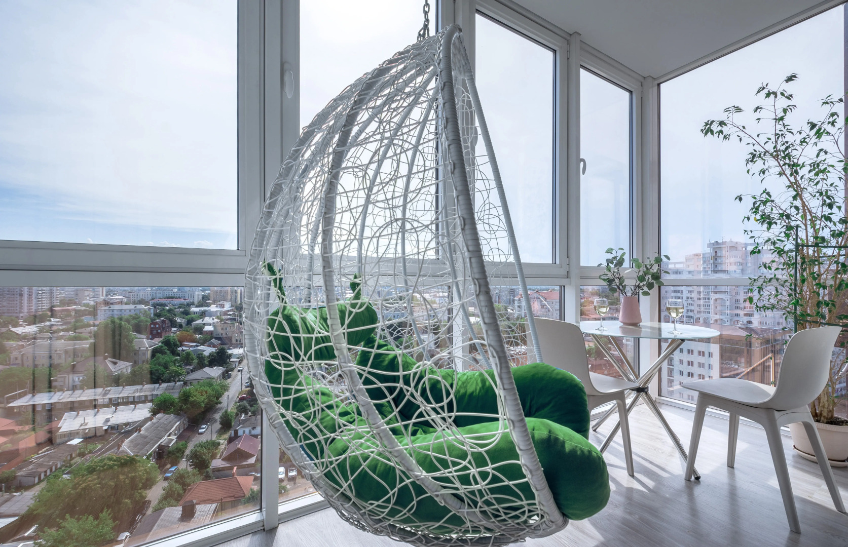 Апартаменты с панорамным видом на город, с большим телевизором (65 дюймов) и Алисой. Встречайте рассветы!