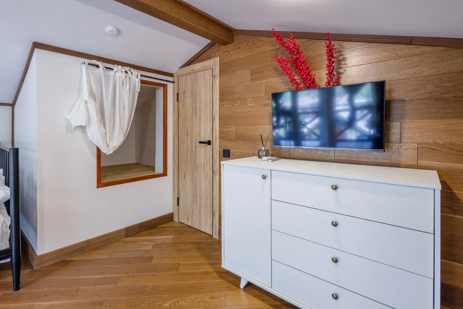 Частный дом у сквера в центре Поляны