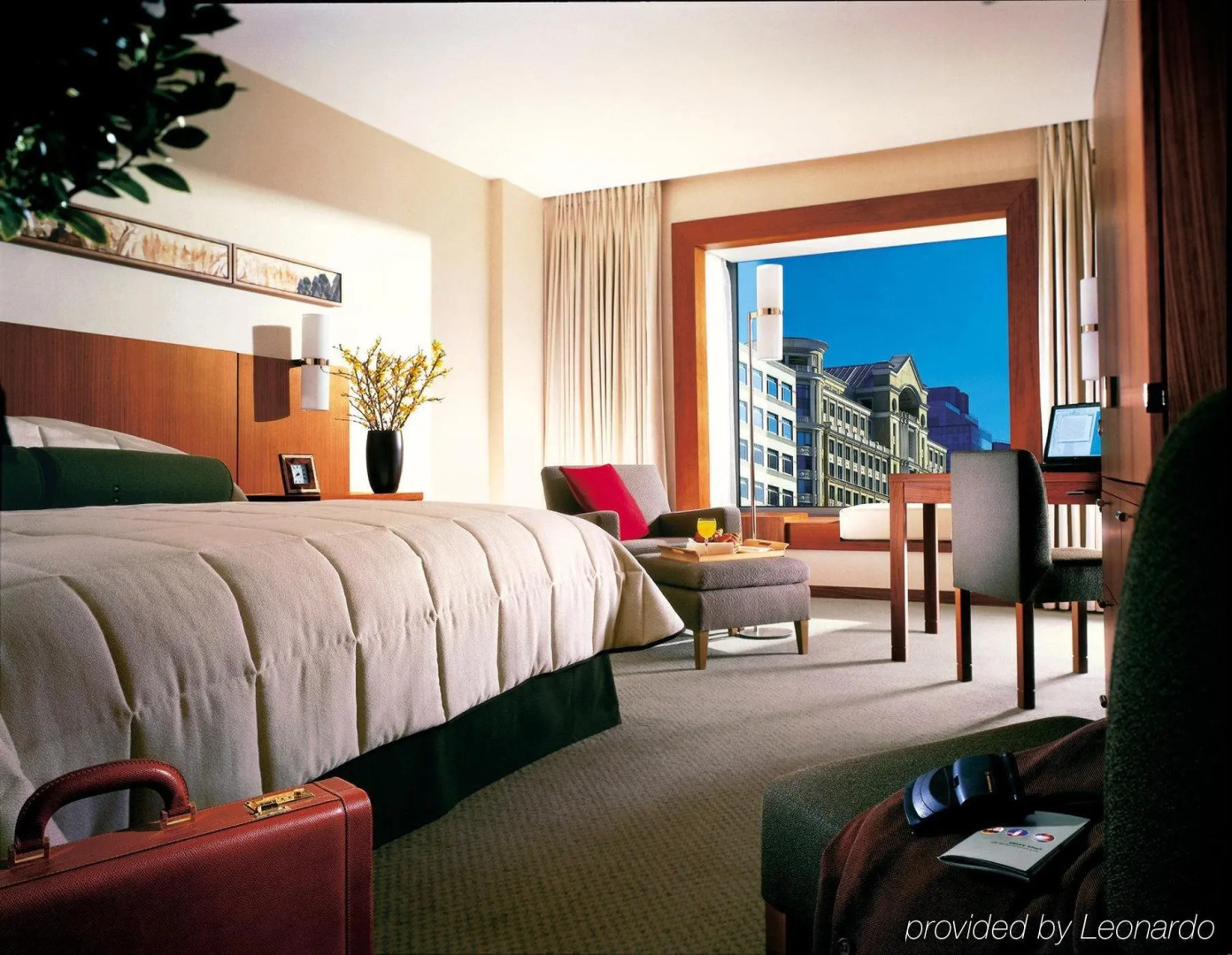 Canary Riverside Plaza Hotel