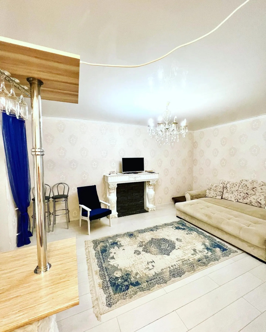 Квартира Уютная евродвушка с отдельным входом и личным навесов для авто