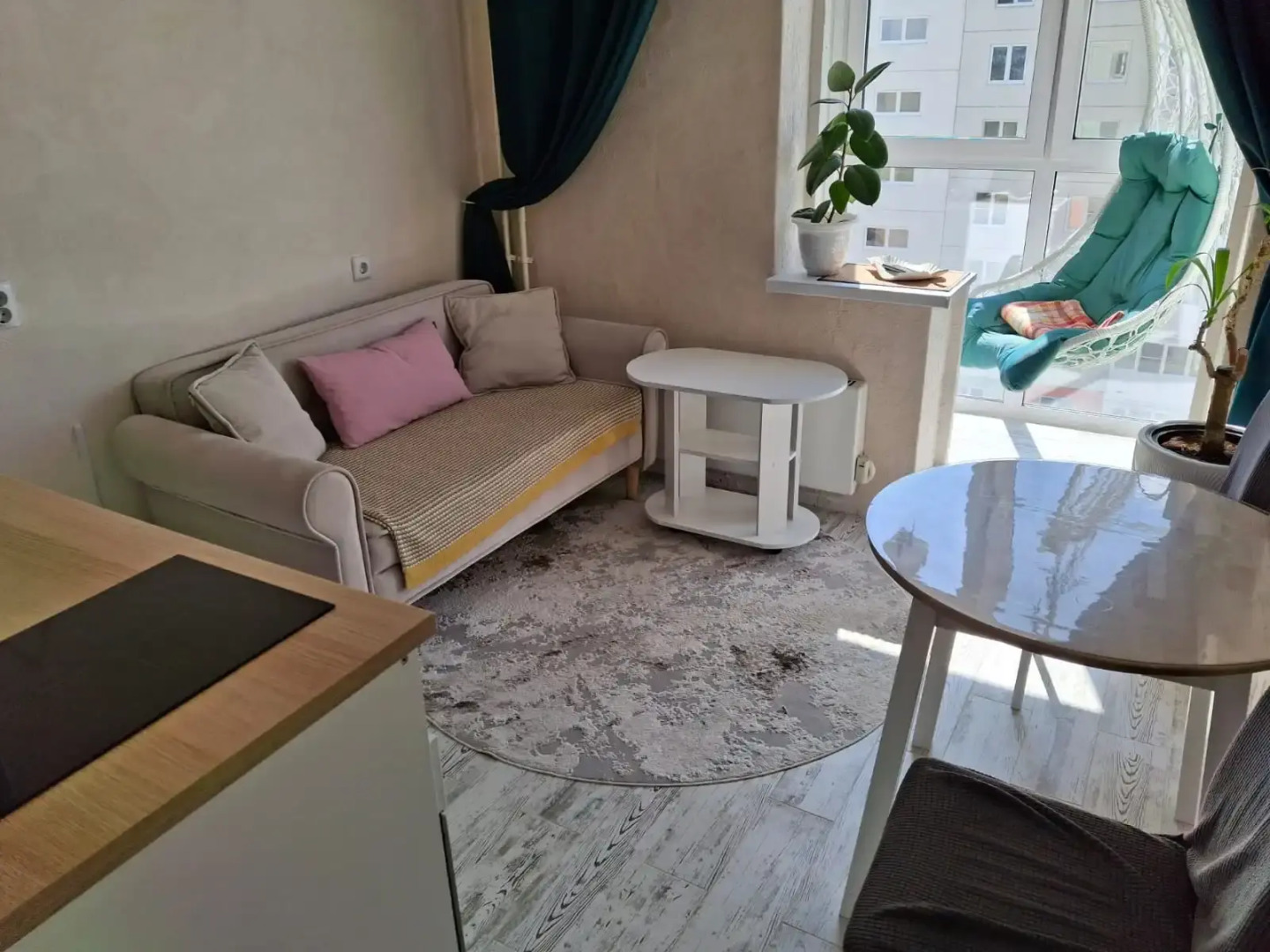 Квартира с подвесными креслами из ротанга на панорамной лоджии