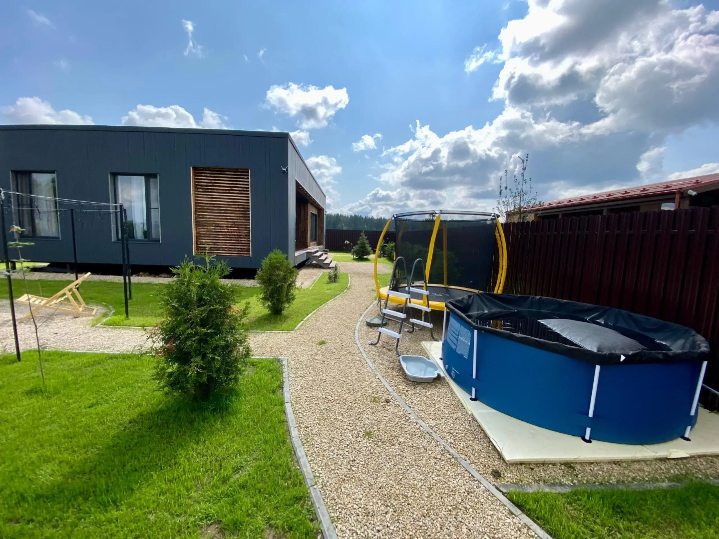 Частный дом дизайнерский великолепной уличной территорией