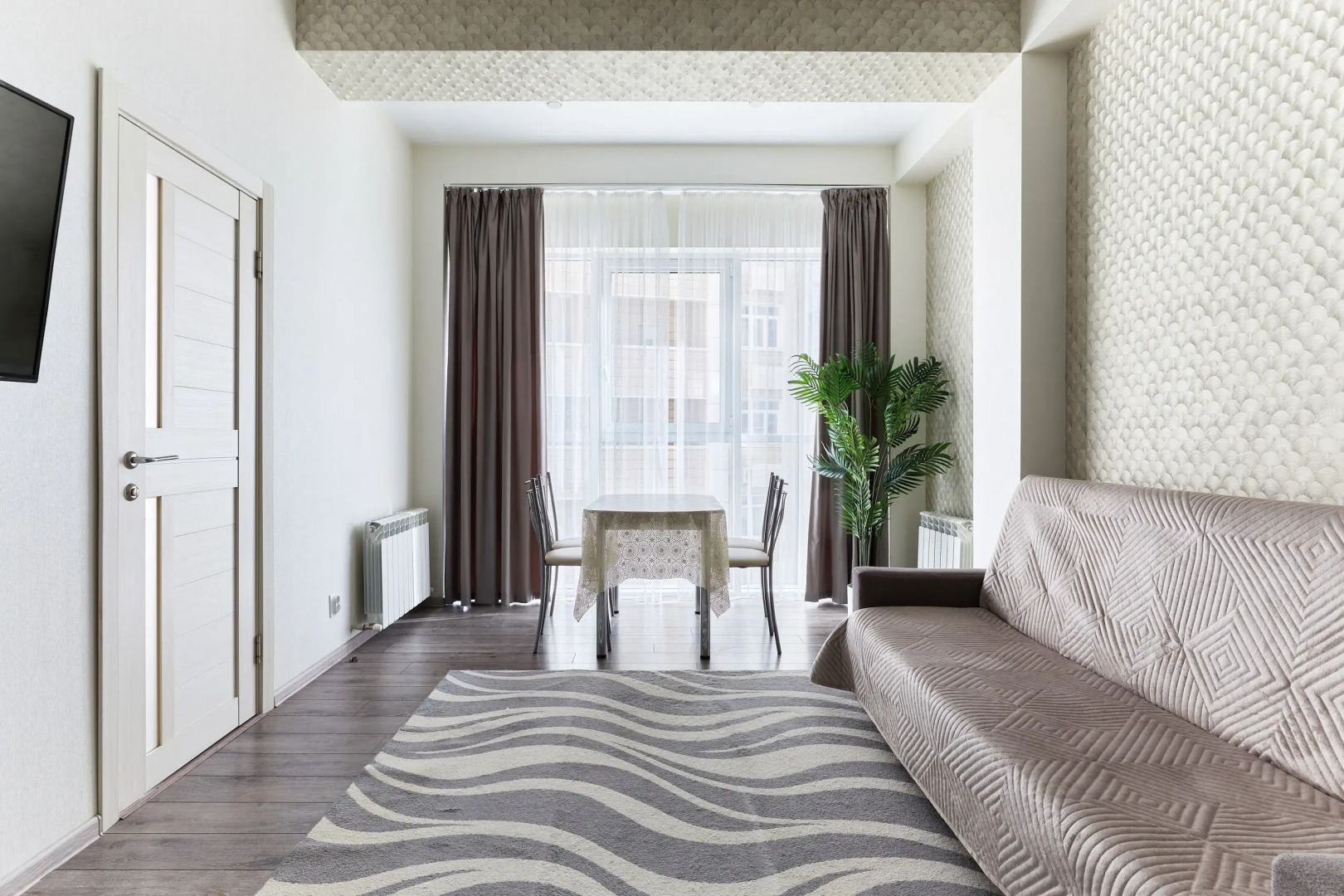 Квартира с изолированной спальней и балконом в 100 м от моря