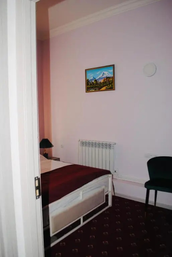 Отель Erebuni Plaza