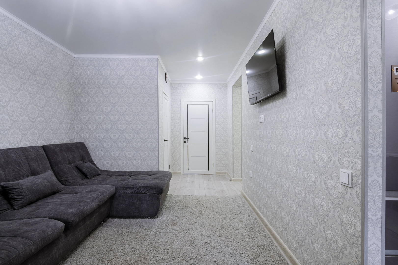 Квартира Green FOX с большой спальней и кухней в самом центре города