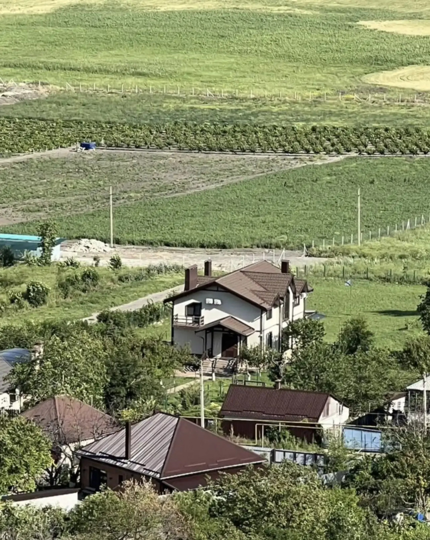 Частный дом Усадьба Сергея Пускепалиса у подножия горы Верблюд с полётами на рассвете