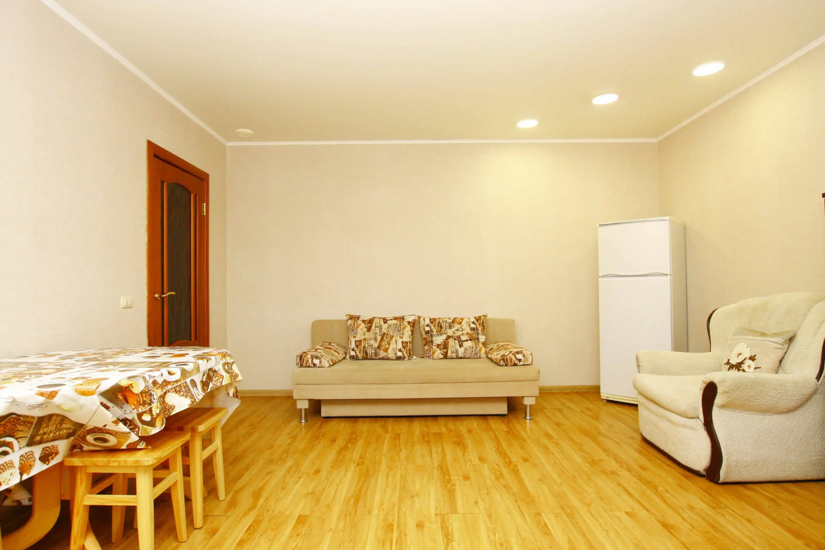 Альт Апартаменты студио с 2 спальнями (003)