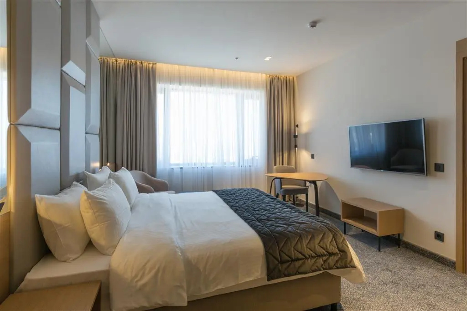 Отель Mona Plaza