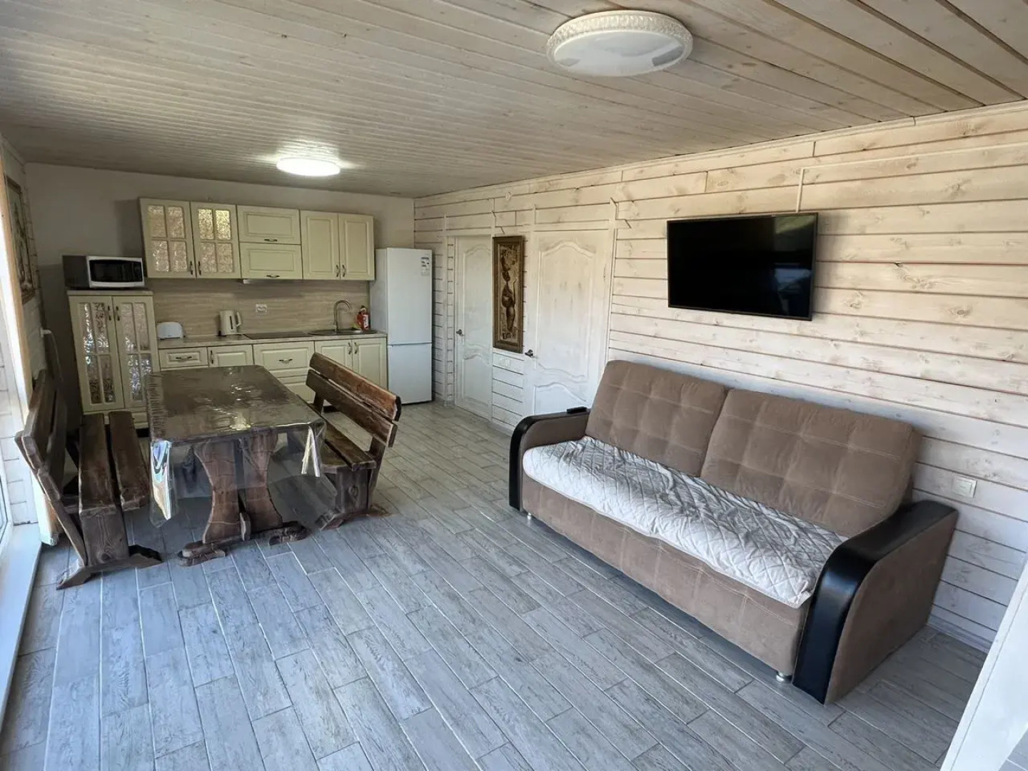 Частный дом с баней бассейном и мангалом на берегу реки