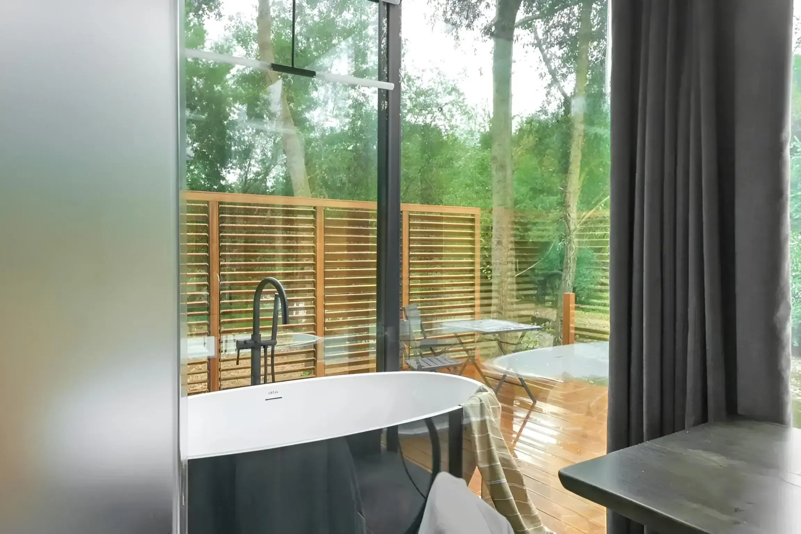 Частный Дом на Берегу Реки с Авторским Дизайном