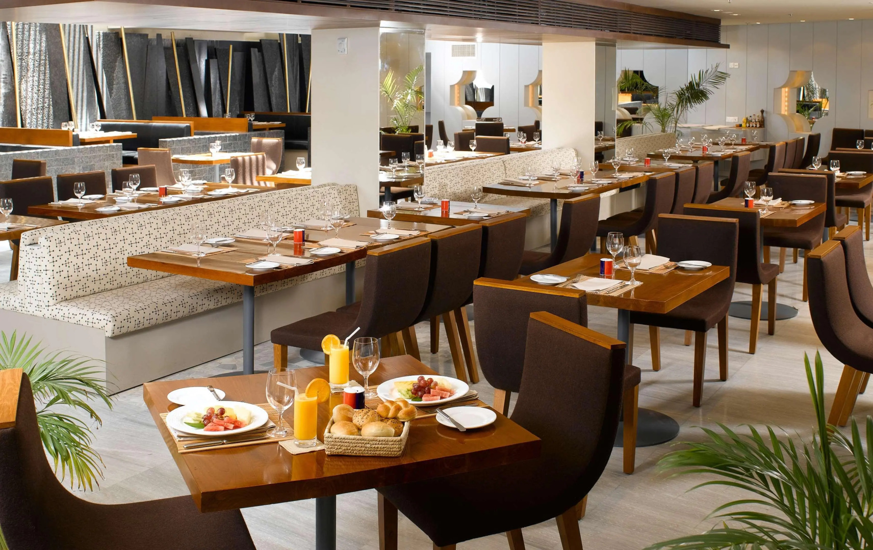 Отель Radisson Blu Dhaka Water Garden