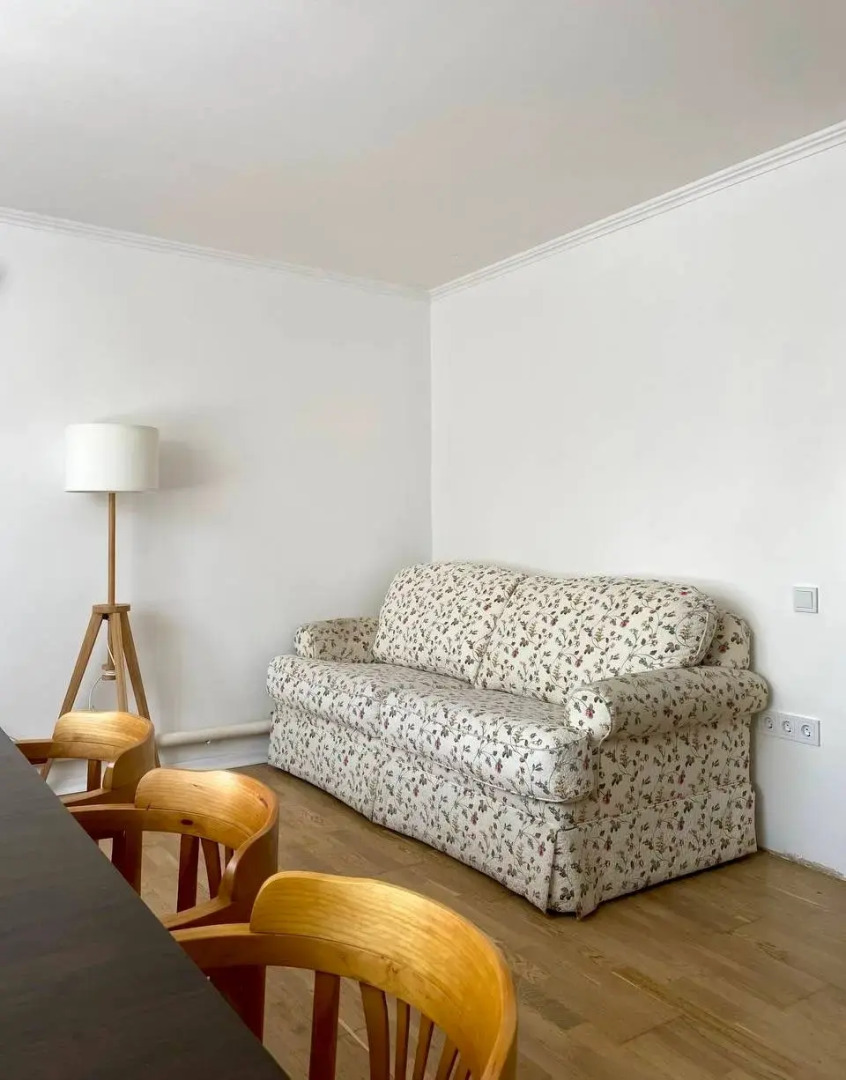 Частный дом с садом и бассейном