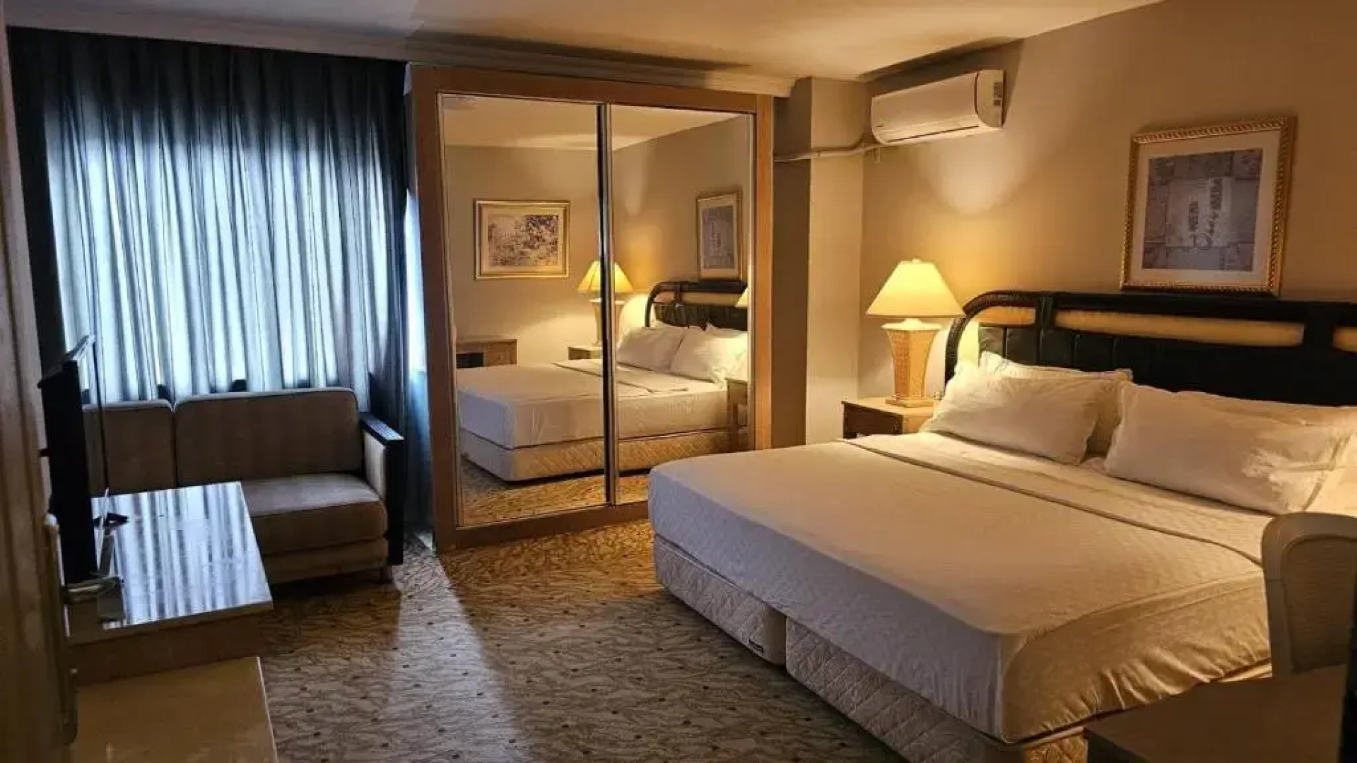 Отель Sever Suites