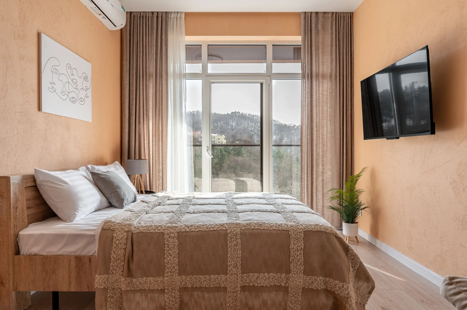 Студия с панорамным видом на горы. Аллея 326