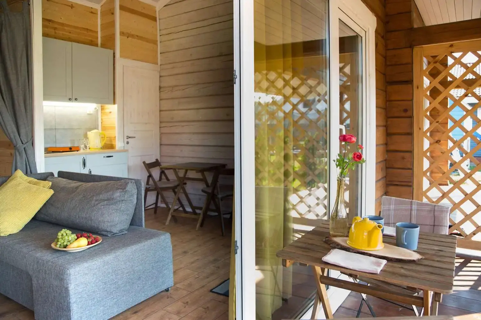 Частный дом на ухоженном участке с газоном и туями