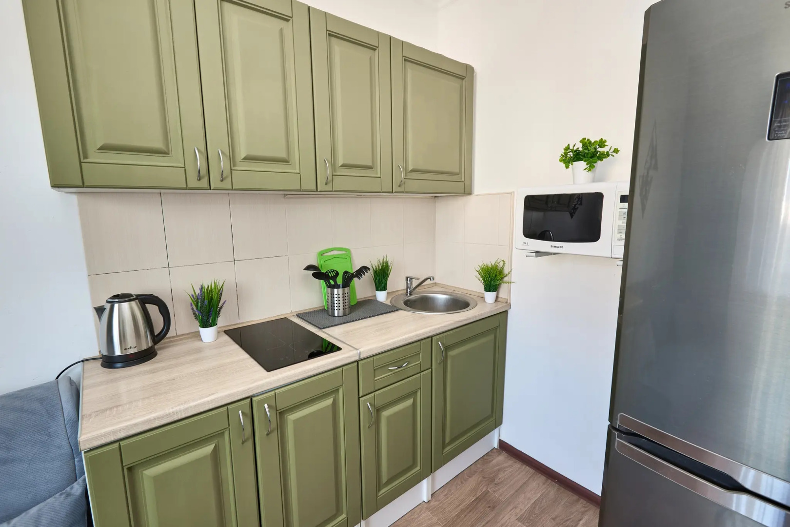 Квартира с диваном на кухне и балконом на Байбакова 2