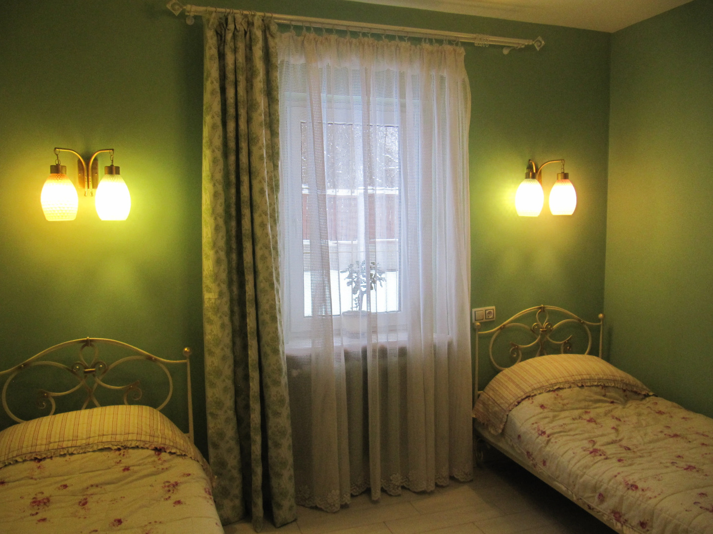 Частный дом с камином на берегу реки