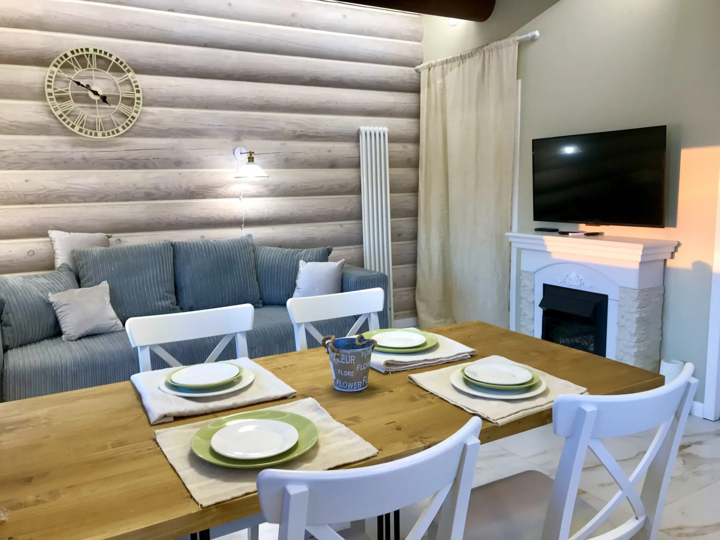 Частный дом Дом на скале с видом на озеро.