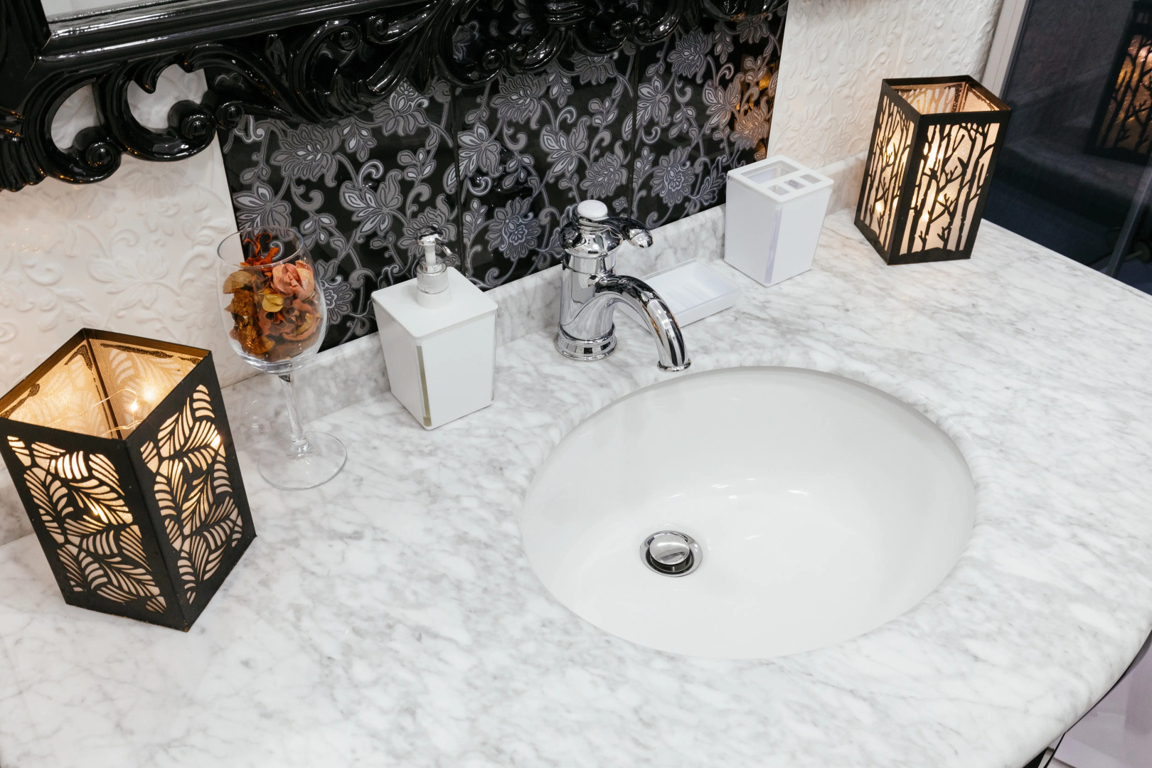 Апартаменты ROOM ROUR с видом на МОСТ ВЛЮБЛЕННЫХ