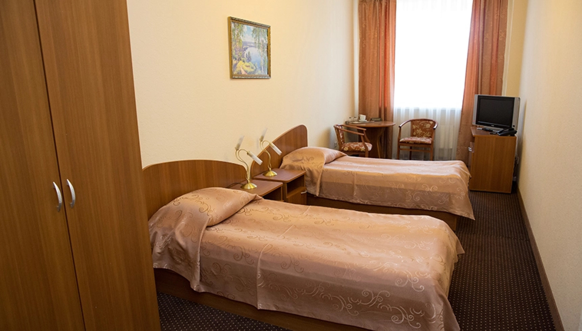 Отель Лидер