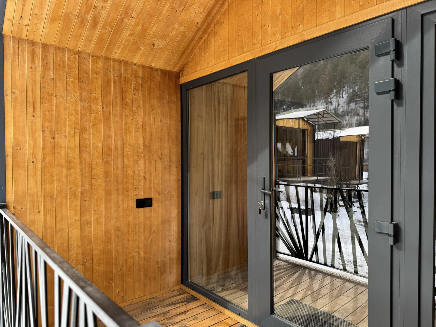 Частный дом в дизайнерском стиле с видом на лес, горы