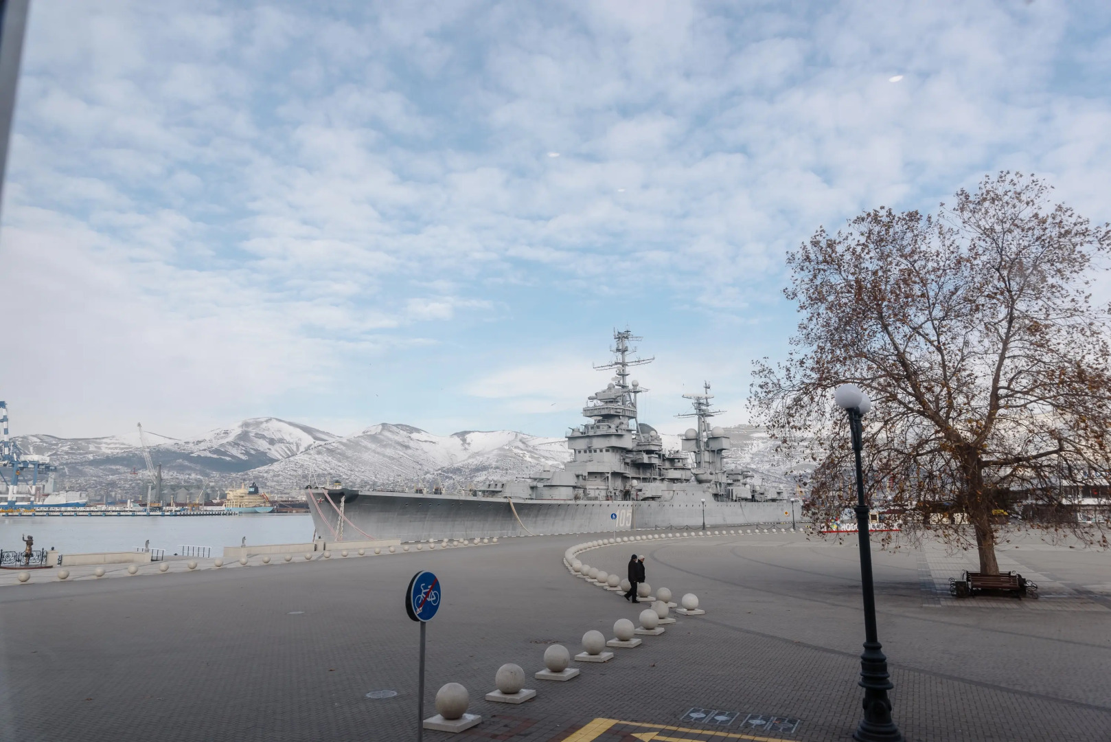 Апартаменты в Центре На 1 Линии с Видом на Крейсер Михаил Кутузов Море и Форумную Площадь от LetoAрart