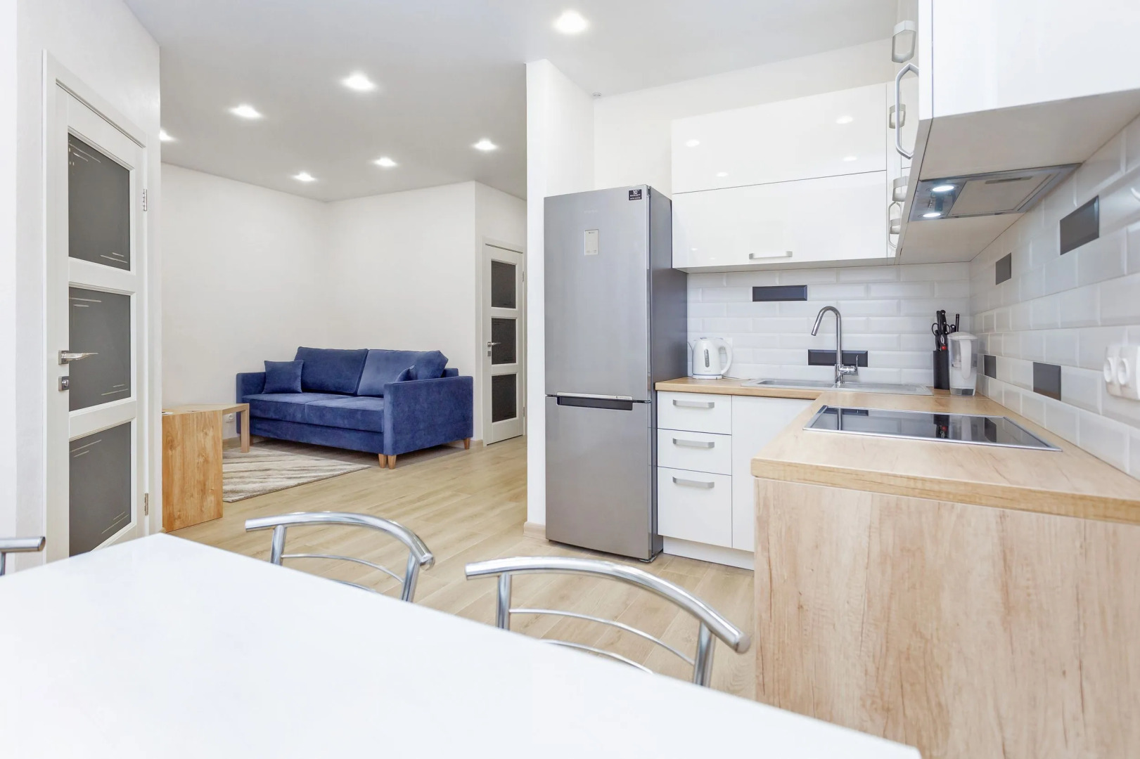 Квартира на сутки Парк Челюскинцев Метро в шаговой доступности Кухня объединена с жилой зоной Отдельная спальня Wi-Fi Самозаселение