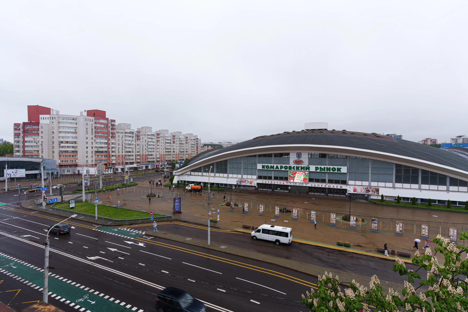 Апартаменты с видом на Комаровский рынок в центре города