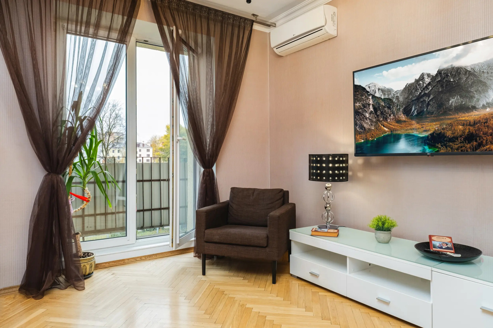 Апартаменты в Центре Минска с Видом на Реку Свислочь