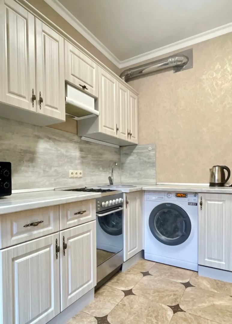 Апартаменты Квартира уютная с спорт площадкой во дворе