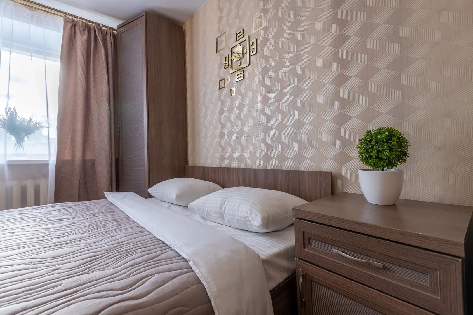 Апартаменты HomeHotel Горького 80/1