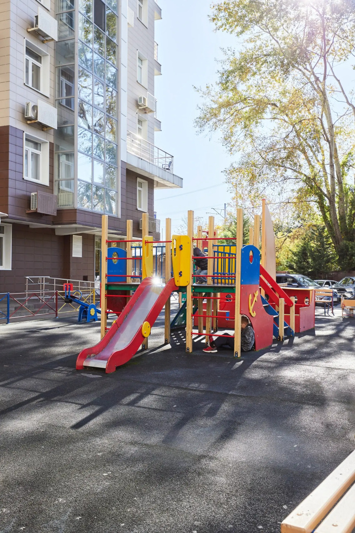 Квартира с изолированной спальней и балконом в 100 м от моря