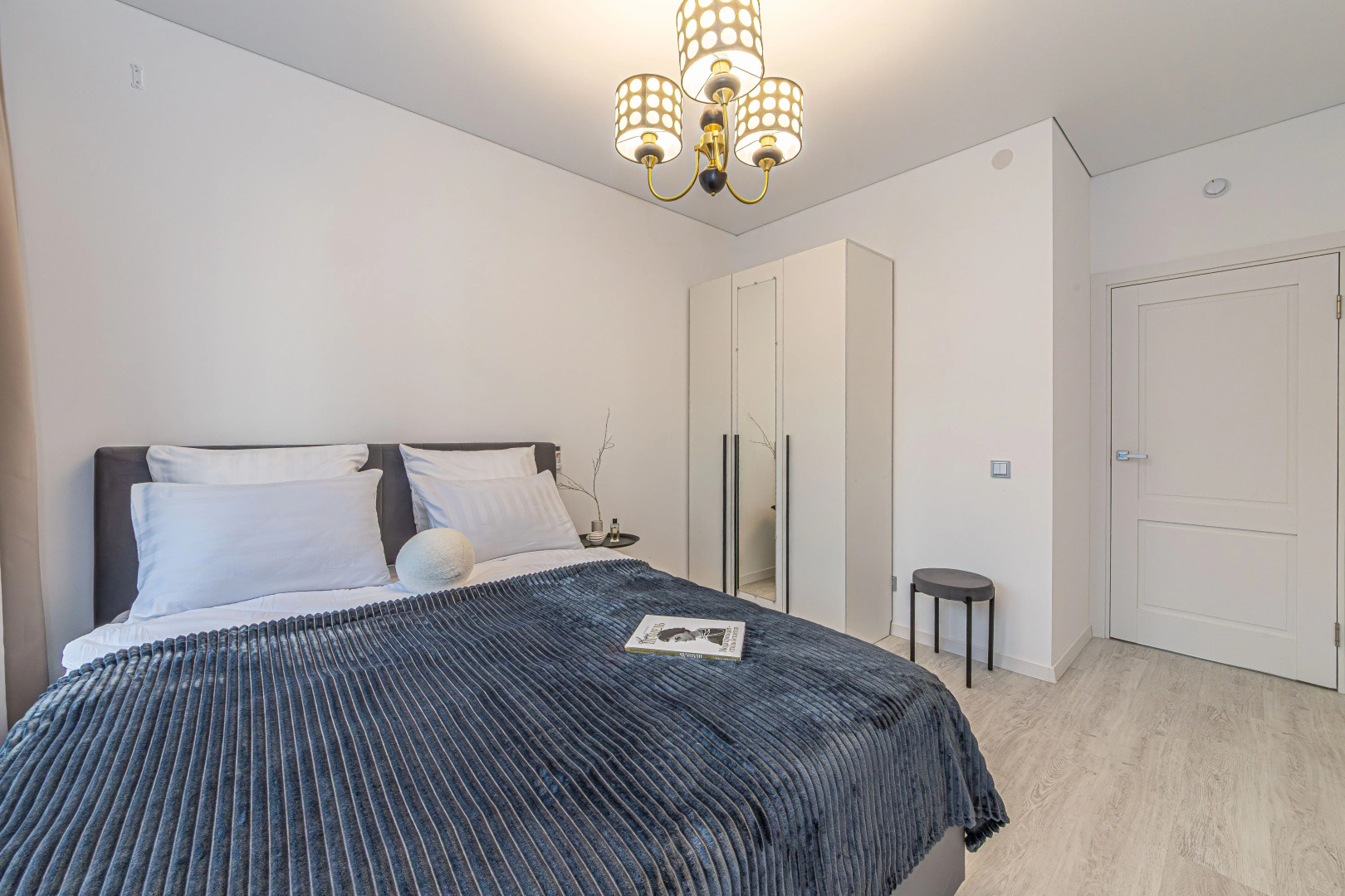 4flats MONOCHROME Квартира у набережной Невы в ЖК бизнес-класса