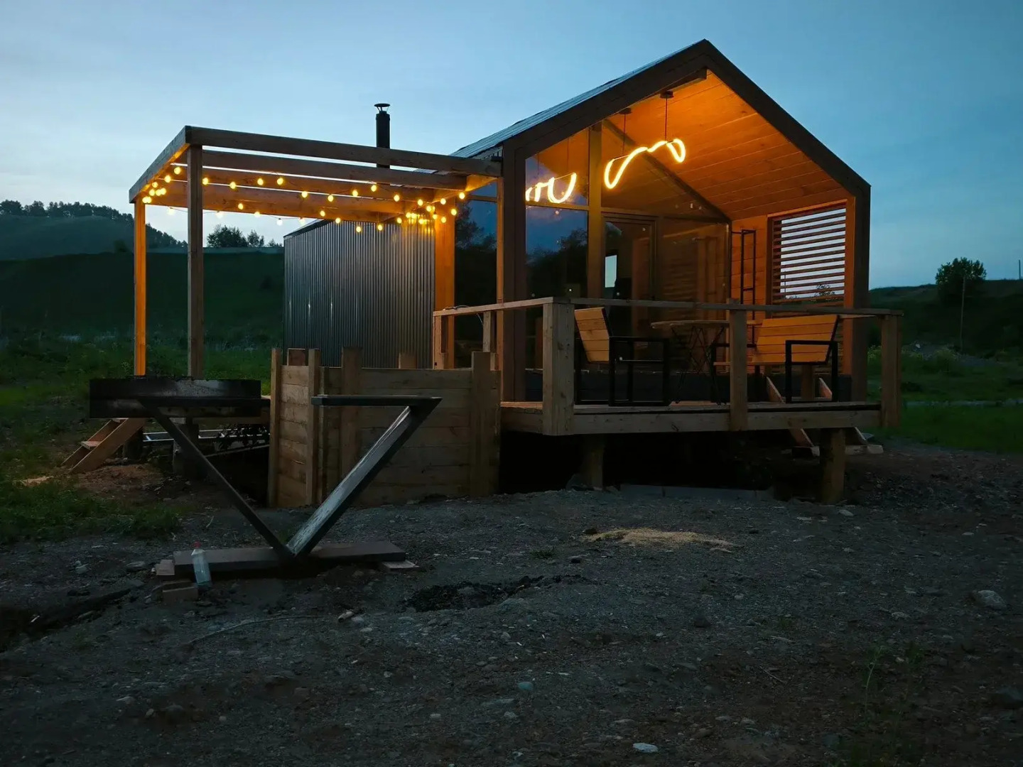 Шале двухэтажный А-фрейм с панорамным остеклением и террасой